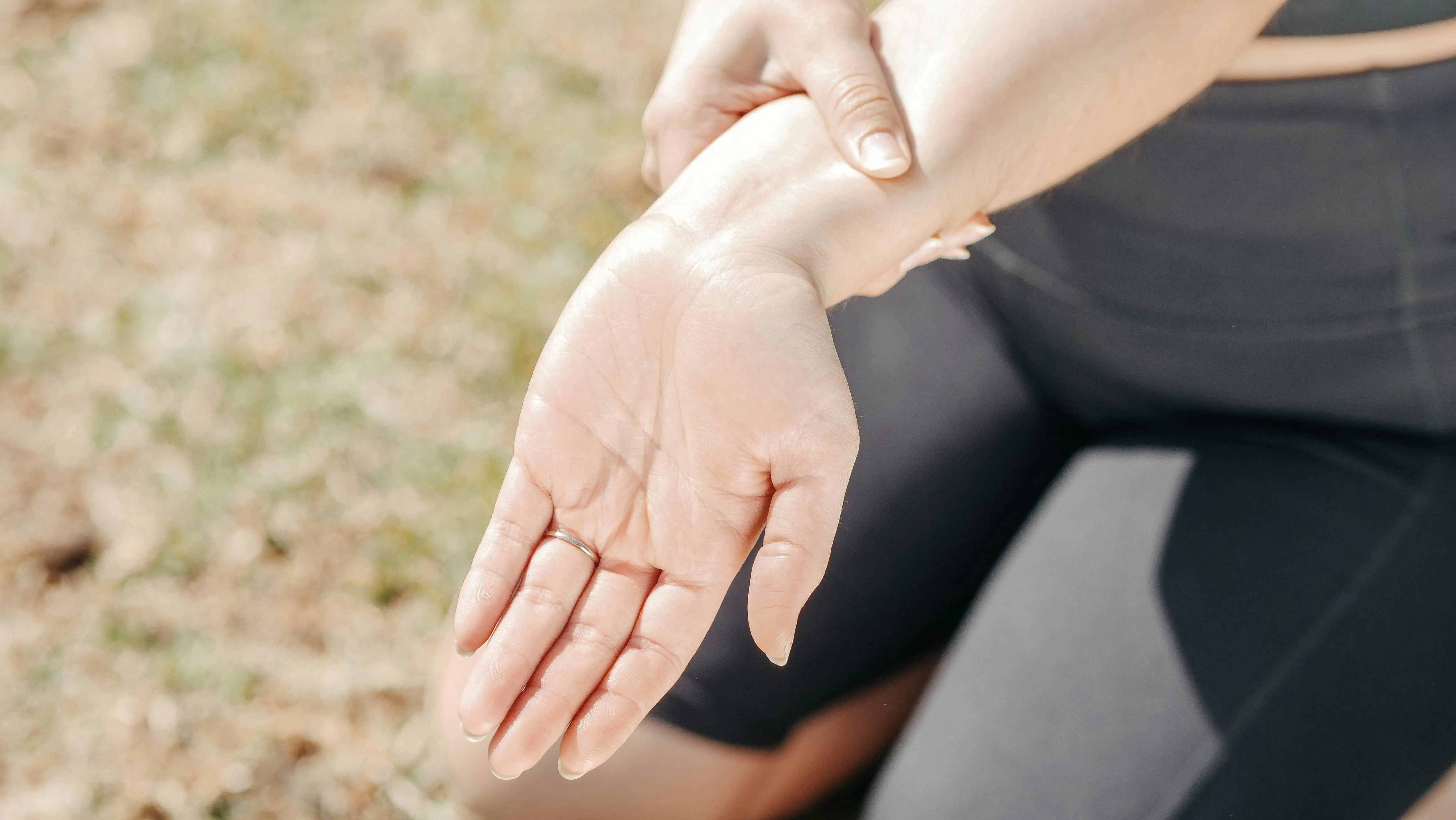 Hand auf Unterarm