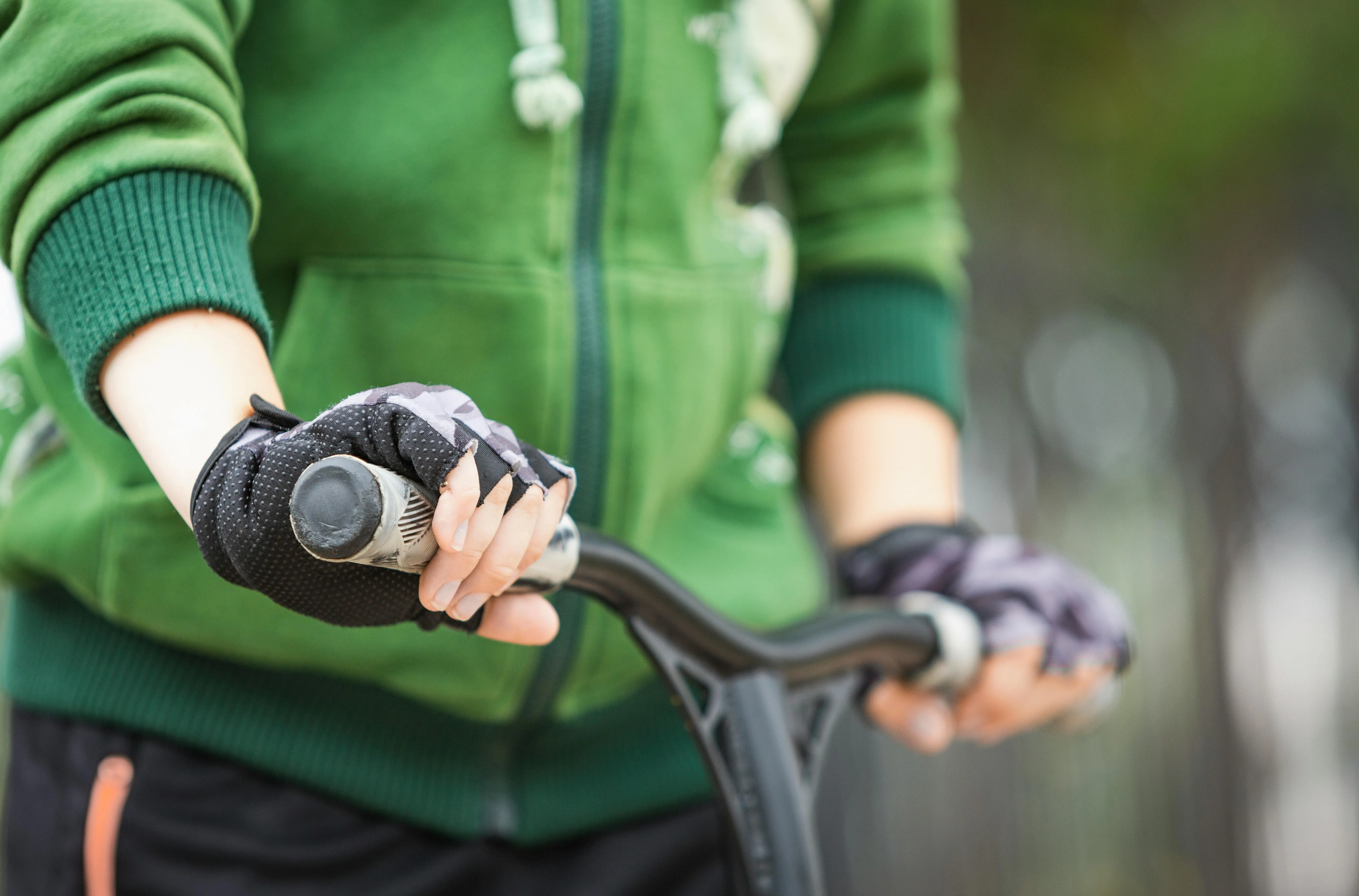 Hand am Fahrradlenker