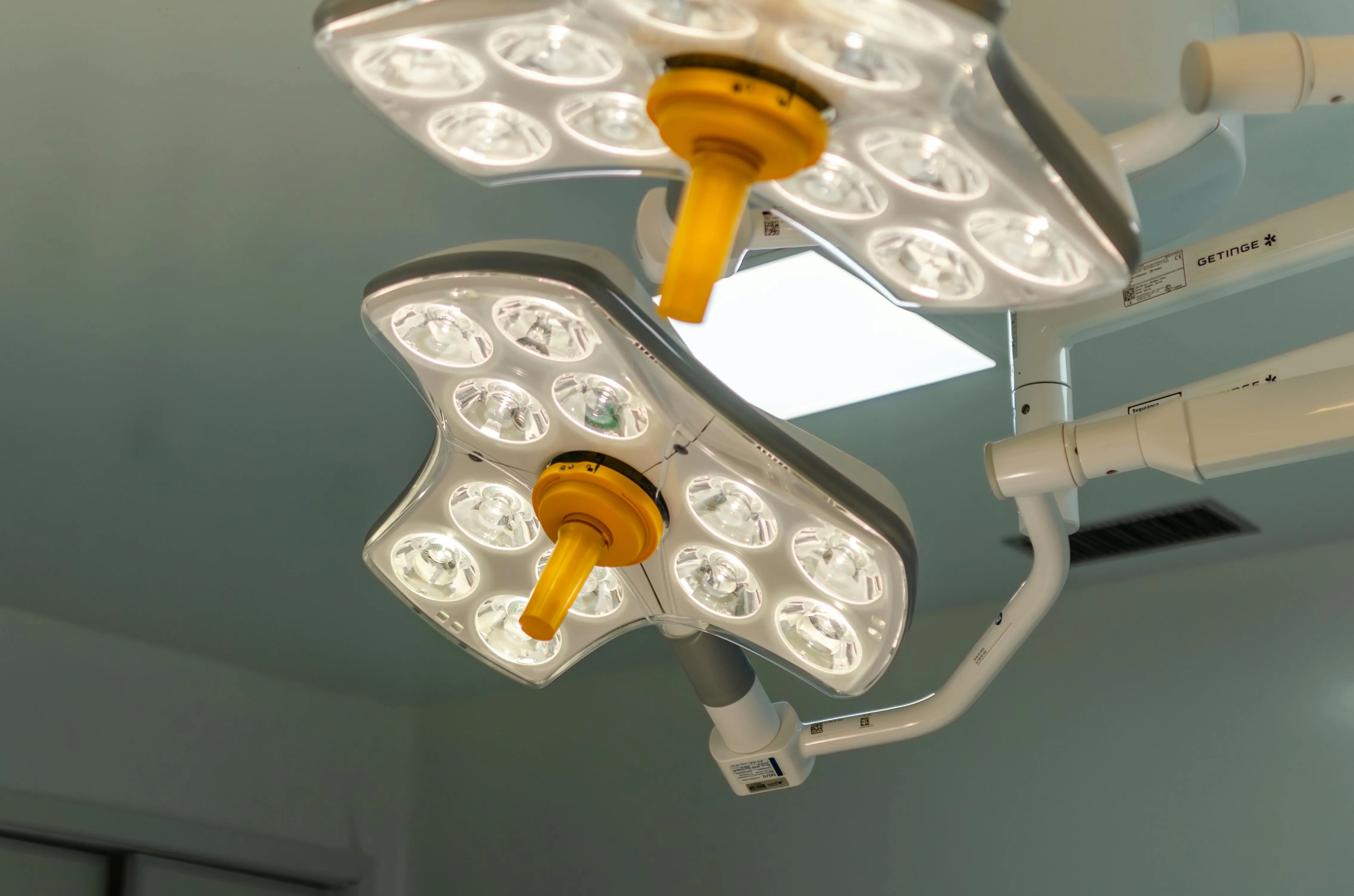 Arzt im Beratungsgespräch mit einem Patienten über chirurgisches Timing